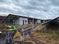 Житлові будинки, якими володіє Олександр Крупа у селі Шумівці, та сонячні панелі на них