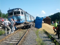 Вантажівка потрапила під приміський потяг
