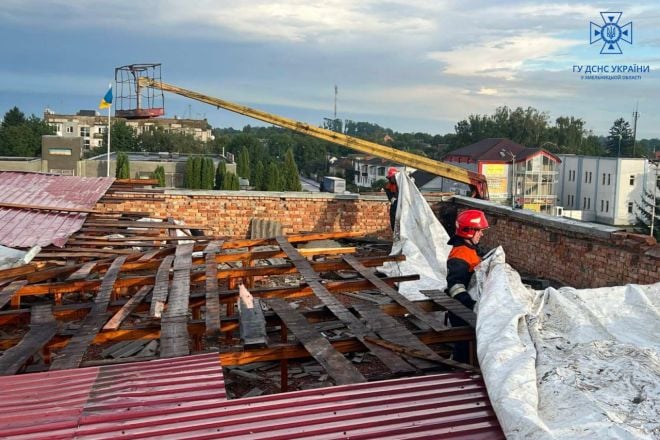 На Шепетівщині поривами вітру був розкритий дах триповерхової будівлі