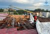 На Шепетівщині поривами вітру був розкритий дах триповерхової будівлі