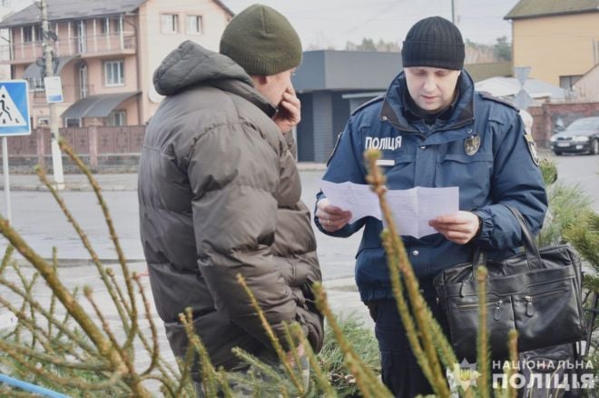 На Шепетівщині проводяться рейди по місцях торгівлі новорічними ялинками
