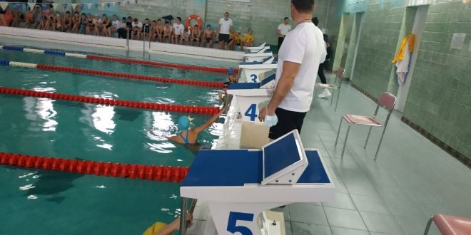 Юні шепетівські плавці здобували досвід на змаганнях у Нетішині