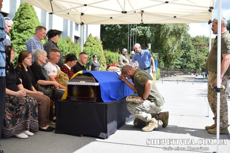 У Шепетівці провели в останню путь 28-річного штурмовика Андрія Кравчука