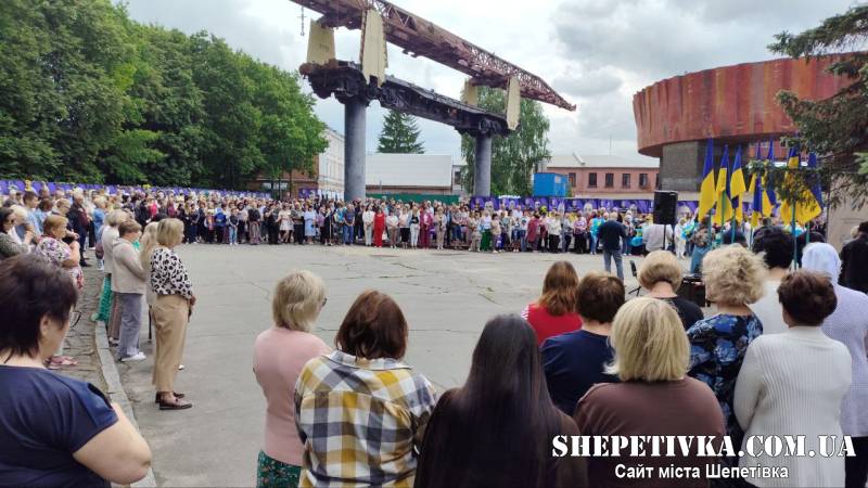 У Шепетівці родинам полеглих Героїв урочисто вручили відзнаки Почесного громадянина