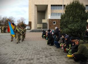 На Шепетівщині в останню дорогу провели солдата Дениса Жовтолюка