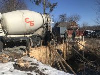 Шепетівські лісівники ремонтують дорогу та вже побудували міст