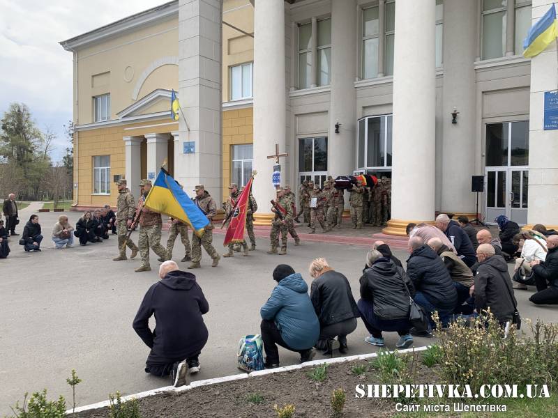 У Славуті провели в останню путь сапера Віктора Петерчука