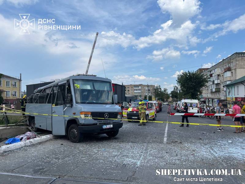 Жахлива ДТП на Рівненщині: на переїзді потяг протаранив маршрутку, є загиблі та травмовані