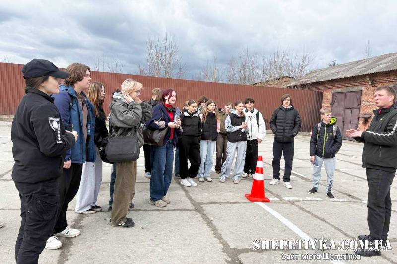У Шепетівці поліцейські разом з інструкторами навчали майбутніх водіїв мототранспорту