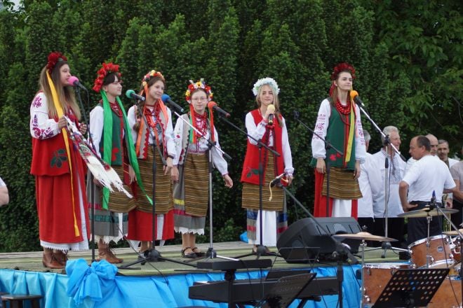 Шепетівчани відзначили День вишиванки та День Героїв