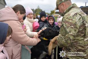 На Шепетівщині поліцейські продемонстрували роботу службових собак для школярів