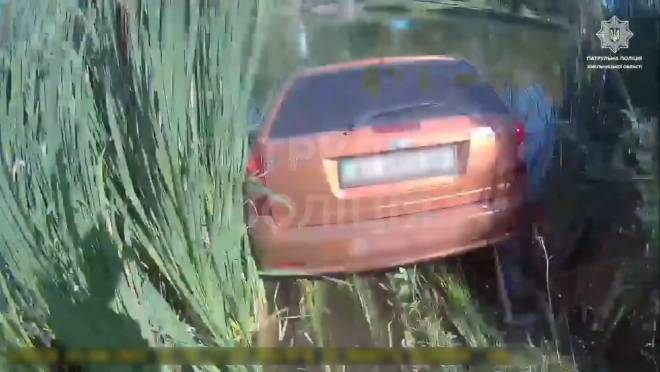 Жінка ледь не потонула у власному авто: відео з камер патрульних