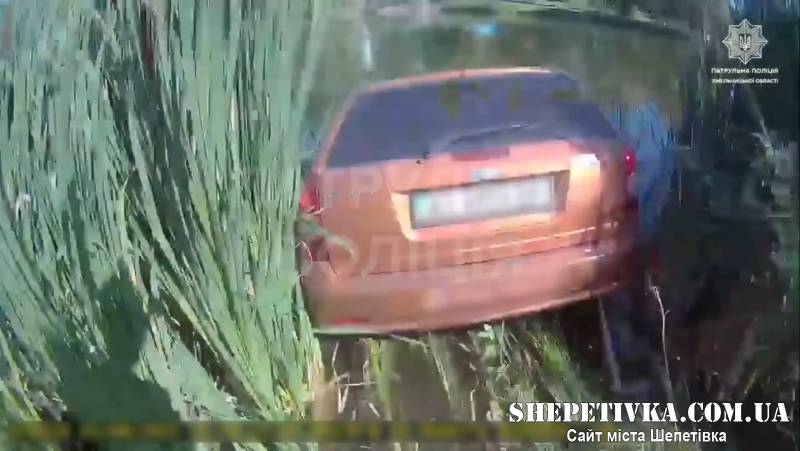 Жінка ледь не потонула у власному авто: відео з камер патрульних