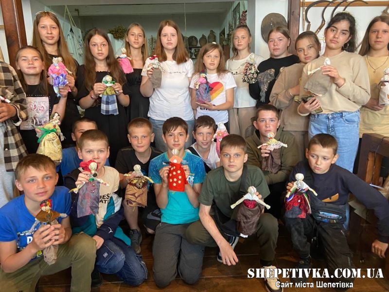 У Шепетівці михайлюцькким ліцеїстам провели заняття «Українська народна іграшка»
