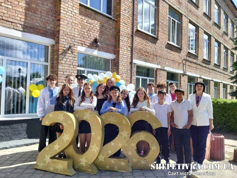 Благодійні заходи, вальс та «Гімназійний експрес»: у Шепетівській громаді пролунав останній дзвоник