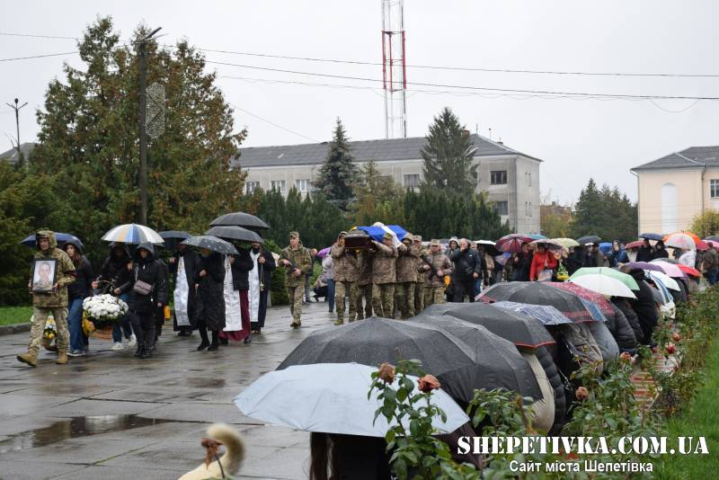 Шлях додому довжиною у два роки: Шепетівка попрощалася із полеглим Захисником Анатолієм Чернявським