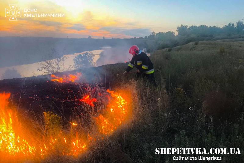 На Шепетівщині за добу ліквідували чотири пожежі: вигоріло два гектари сухостою