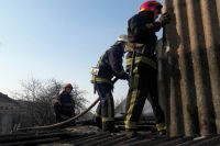 У Шепетівці горів сарай та автомобіль, а у Онишківцях - житловий будинок