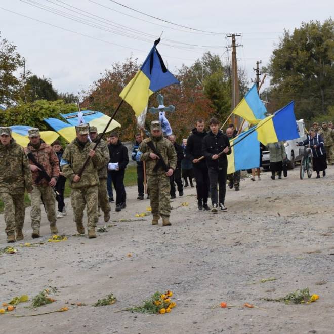 Евакуйовував побратимів із позиції: на Шепетівщині прощались із Матвійчуком Дмитром