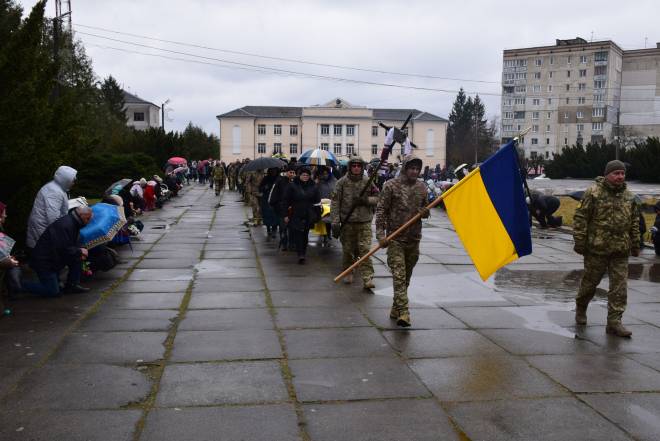Героїня, яка віддала серце Україні: Шепетівка прощалася з молодшим сержантом Наталією Колінчук