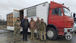 Мер Нетішина за особисті кошти придбав для військових &quot;будинок на колесах&quot;