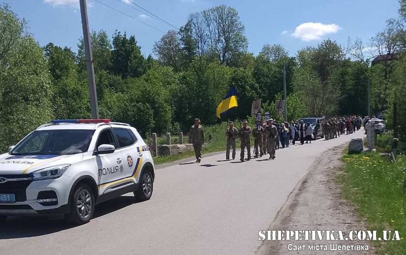 Повернувся на щиті через рік: Судилківська громада попрощалася з десантником Павлом Павлюком