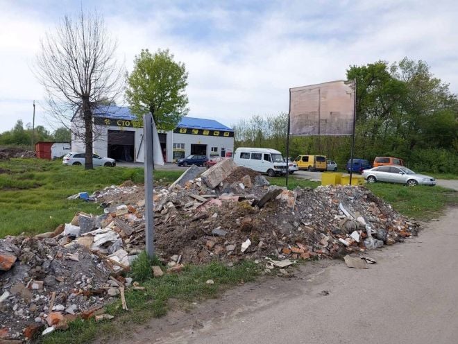На об&#039;їзні дорозі Шепетівки хтось викинув будівельне сміття