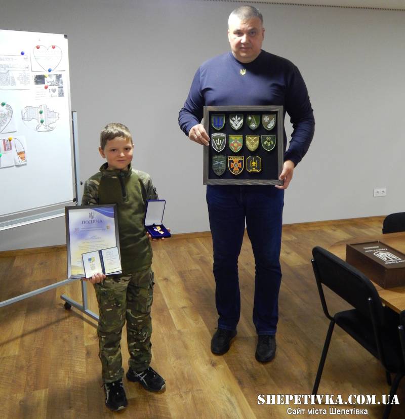 Один плакат, мільйони сердець: під час хвилини мовчання чоловік грубо відштовхнув 13-річного хлопчика