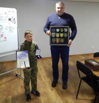 Один плакат, мільйони сердець: під час хвилини мовчання чоловік грубо відштовхнув 13-річного хлопчика