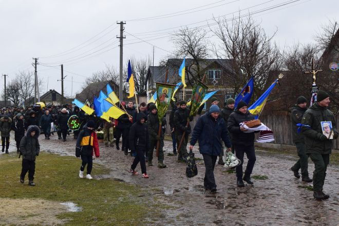 На Шепетівщині у засвіти провели воїна Потапова Михайла