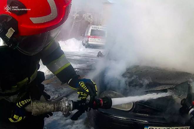 В Ізяславі вогнеборці ліквідували пожежу авто