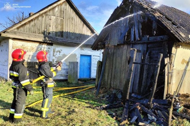 У двох селах Шепетівщини палали господарчі споруди