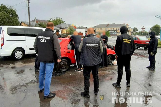 Під час масштабної спецоперації у Шепетівці затримали групу збувачів метадону