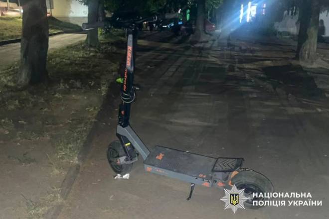 13-річний підліток на електросамокаті збив жінку: потерпіла зламала обидві руки