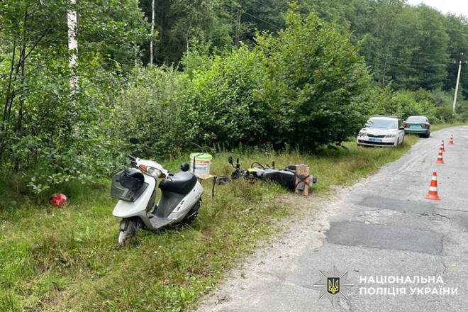 На Шепетівщині зіткнулись скутерист та мотоцикліст: один з них в реанімації