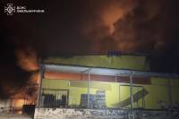 Рятувальники показали наслідки удару по об’єкту цивільної інфраструктури у Шепетівці