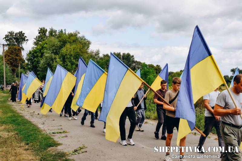 Берездівська громада попрощалася із 28-річним морпіхом Тарасом Щуром