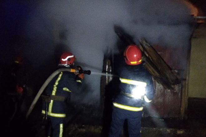 У Шепетівці вночі палала господарча будівля