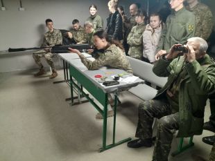 Юнаки та дівчата Шепетівської громади змагалися у вправності зі стрільби