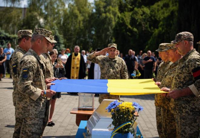Так і не встиг обійняти наймолодшу донечку: у Нетішині попрощалися з Володимиром Стадніком