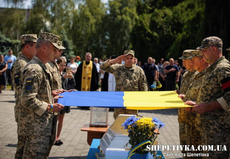 Так і не встиг обійняти наймолодшу донечку: у Нетішині попрощалися з Володимиром Стадніком