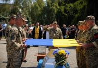 Так і не встиг обійняти наймолодшу донечку: у Нетішині попрощалися з Володимиром Стадніком