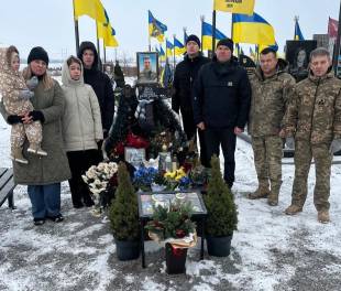 Командувач Повітряних Сил Данії відвідав могилу шепетівського пілота Олексія Меся