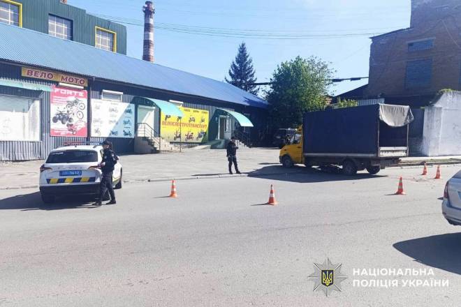 У Шепетівці мотоцикліст зіткнувся із мікроавтобусом