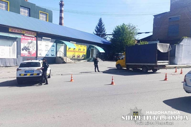 У Шепетівці мотоцикліст зіткнувся із мікроавтобусом