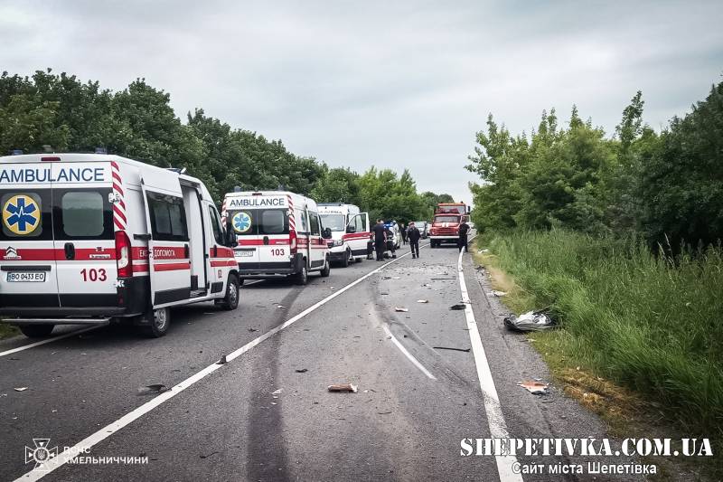 На Шепетівщині сталась автотроща: загинув чоловік та підліток, ще троє травмованих