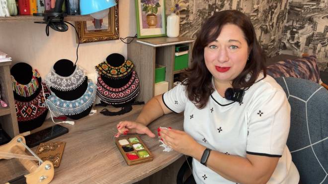 Відтворила 88 старовинних прикрас за пів року: майстриня з Ізяслава виготовляє унікальні силянки та ґердани з бісеру