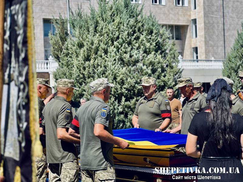 У Нетішині попрощалися з досвідченим воїном-захисником, майстром-сержантом Вячеславом Лещенком