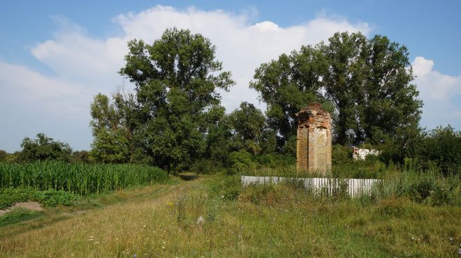 На Шепетівщині невідомі викинули камінний хрест &quot;як непотріб&quot;