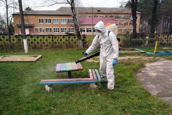 Шепетівські рятувальники провели дезінфекцію навчальних закладів та лікарні